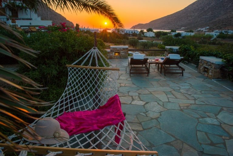 Sunbeds with seaview in Kamares Sifnos